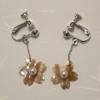 ふるさと納税 志摩市 貝と真珠　イヤリング【桜:アワビ】
