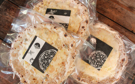 【 ナポリピッツァ専門店 が作る 薪窯焼き 冷凍 ピッツァ セット 】 チーズ たっぷり 贅沢 4種 のチーズ(はちみつ付)×3枚 ピッツァ【堀川ピッツァ】[BHBV008]