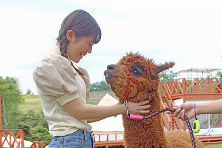【ふるなびWEEK対象】マザー牧場 グランピング THE FARM　１泊２食（BBQ・朝食）付 ペア宿泊券