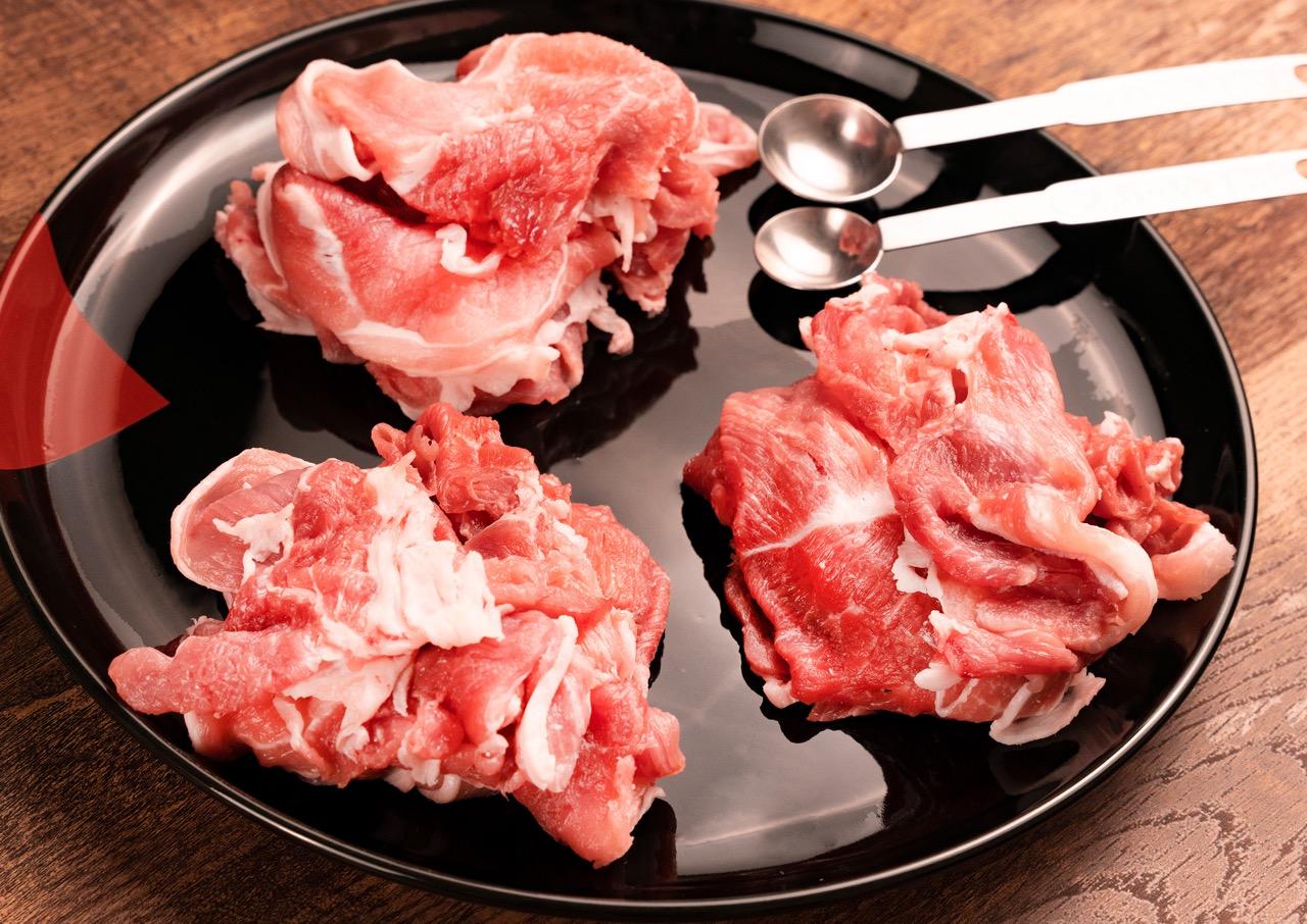 [№5525-0543]＜3ヶ月連続お届け＞伊達黄金豚のジューシーな切り落とし肉 2kg【200g×10パック】三元豚  豚肉 ぶた肉 スライス 小間切れ 小分け 冷凍