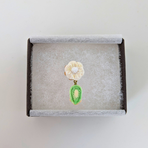 「ほらどキウイ」モチーフ伝統工芸つまみ細工のピンバッチ