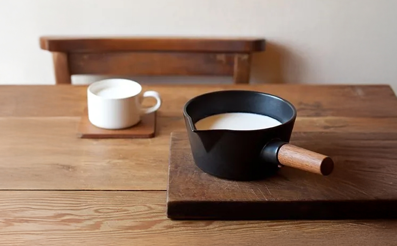 【萬古焼（ばんこやき）】コロンとかわいいフォルムで使い勝手の良いミルクパン 4th-market リコッタ　ミルクパン　蓋つき 黒 1個【鍋、土鍋、煮物、スープ、万能、おしゃれ、かわいい、結婚祝、出産祝、セット、贈答、普段使い、手作り、冬、煮込み、一人用、家庭用、一人暮らし、家族、ファミリー、新生活、スープ、三重県 四日市市 ふるさと納税】