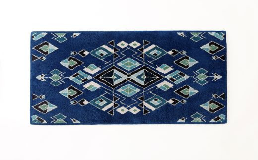 
            【鍋島緞通吉島家】鍋島緞通／手刺繍　玲瓏金枝幾何学文　中藍地
          