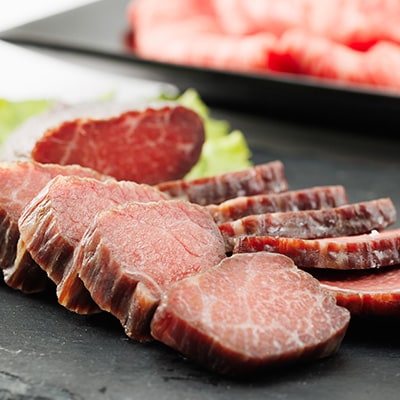 津山名物・山本精肉店の【なぎビーフ】干し肉(約200g)と牛すき焼き(ロース・500g)【配送不可地域：離島】