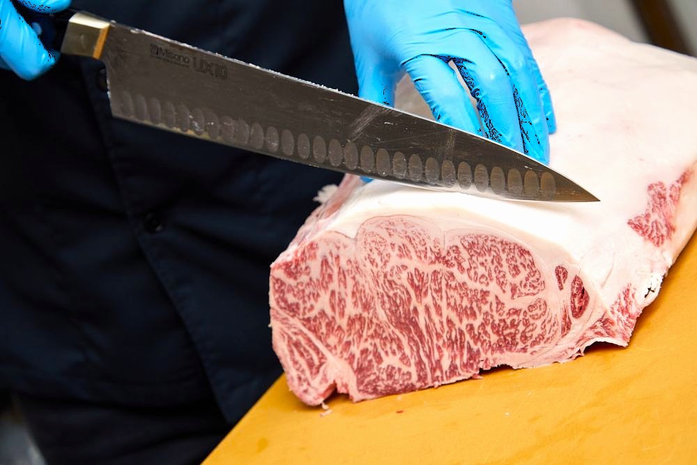 ご希望の日時に、切りたてを冷蔵発送いたします。ミートフーズ華松のこだわりのお肉をご家庭でご堪能ください。