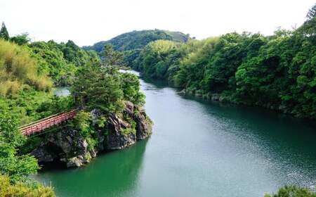 温泉宿でのグランピング利用券（50,000円分）宿泊券 入場券 チケット キャンプ グランピング 旅行 テント ドームテント 温泉 アウトドア