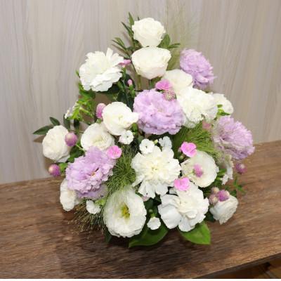 ふるさと納税 ふじみ野市 白とパープルのお花で上品な雰囲気のお供えアレンジ |  | 01