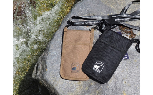 知床財団オリジナルロゴ入りスマホケースとステッカーセット【ブラック】【配送不可地域：離島・沖縄県】