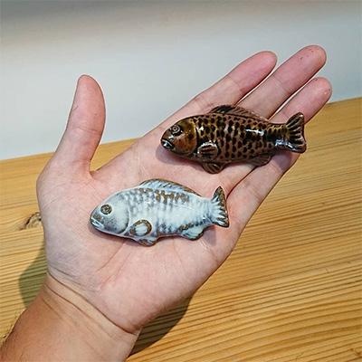 ふるさと納税 荒尾市 熊本県の伝統的工芸品【小代焼】　ご飯茶碗(大1個・小1個)&コイ箸置き(白1個・黒1個)セット |  | 02