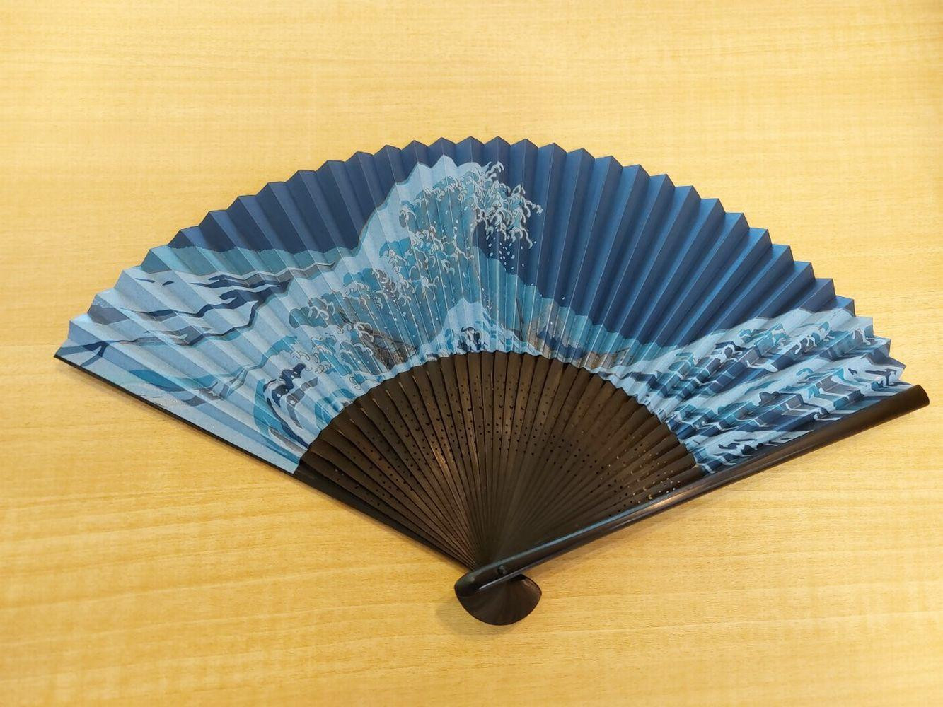 
                  黒染　青波（男性用扇子）
                