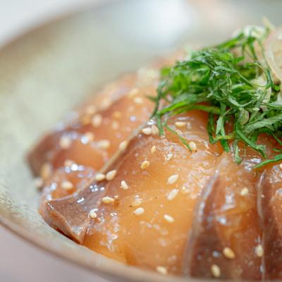 ふるさと納税 大月町 朝〆ぶり ごまだれ漬け丼用 100g×2袋 養殖 ブリ 鰤 小分け 冷凍 簡単調理 人気 海鮮丼 |  | 01