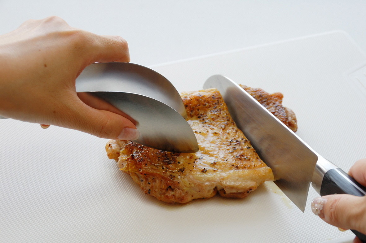 熱々のチキン。しっかりと押さえて切ることができます。