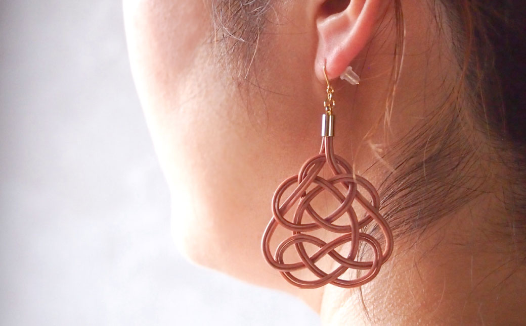 ピアス 桜 (あわじ結び) 草木染め ラタン | ピンク 桜色 ピアス ピヤス アクセ 縁起 縁 アクセサリー 和モダン 自然 天然 伝統 美 草木 染め 手仕事 手づくり 手作り 作品 飾り結び 良