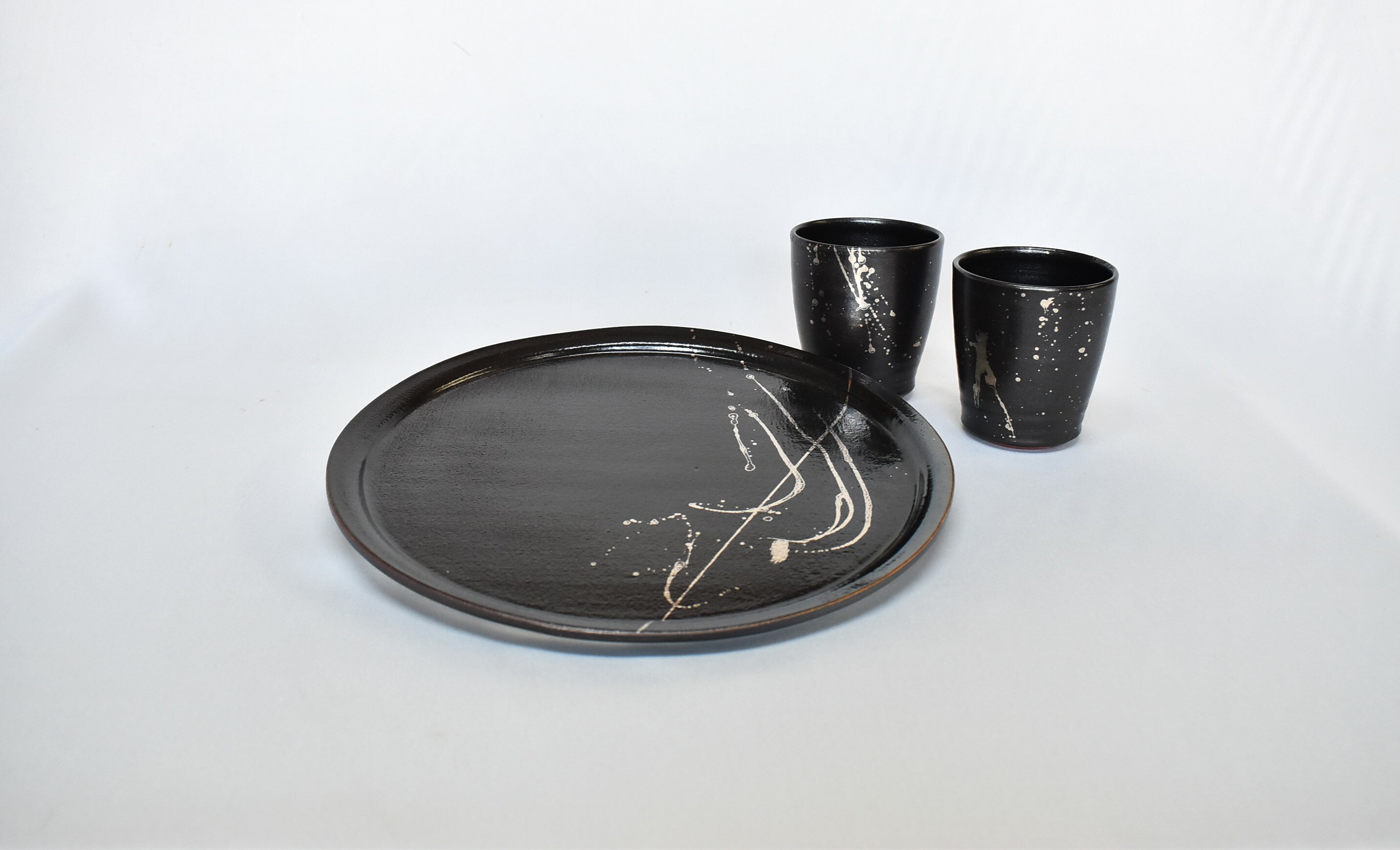 【ふるさと納税】萩焼 銀彩ブラックカップ＆プレート皿セット 和食器 おしゃれ 陶器 お洒落 食器 おしゃれ食器 和風食器 ギフト 人気 モダン 和モダン かわいい 可愛い 山口県 萩市 日本製 贈り物 プレゼント お祝い 結婚祝い 高級感 上品 引き出物 誕生日 記念品