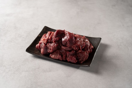 四国カルストの麓で育った鹿肉ぶつ切り（500g×2P）　ジビエ お手軽 おつまみ 鹿 シカ 獣 贈答 切り落とし 切落し