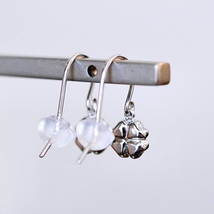 K18WG(18金) ホワイトゴールド 地金 クローバー ピアス フックタイプ シンプル 幸運 希望 幸福 愛情 健康 保証書付 KO-0069 242-027-b