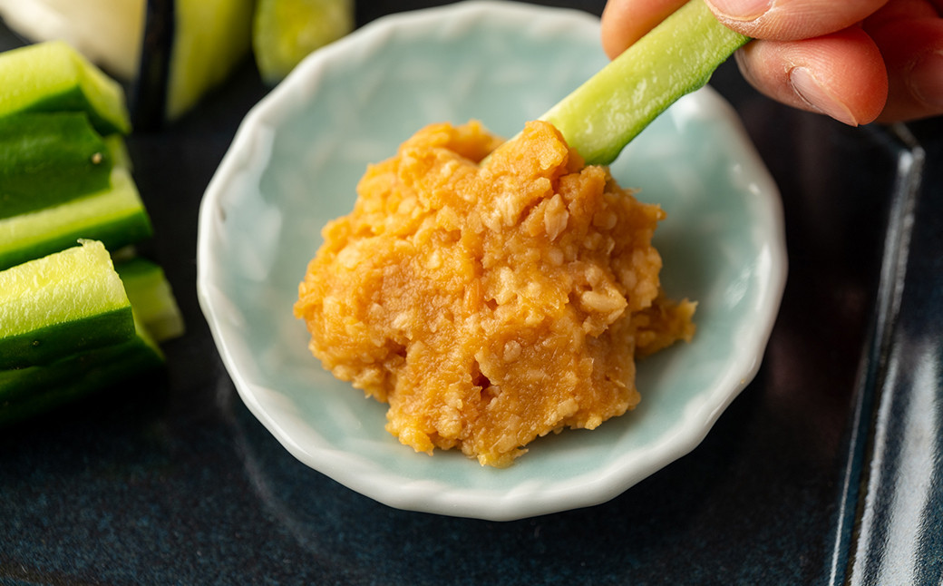 生野菜でお味噌をそのまま。つぶつぶとした麹の食感と甘さが存分に楽しめます。