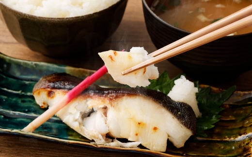 銀ダラ甘塩仕上げ 2切 × 4 （ 約640g ） 合計8切 銀ダラ 銀鱈 鱈 たら タラ 魚 魚類 魚介 魚介類 甘塩 切り身 個包装 真空パック おかず お惣菜 惣菜 おつまみ 酒の肴 冷凍