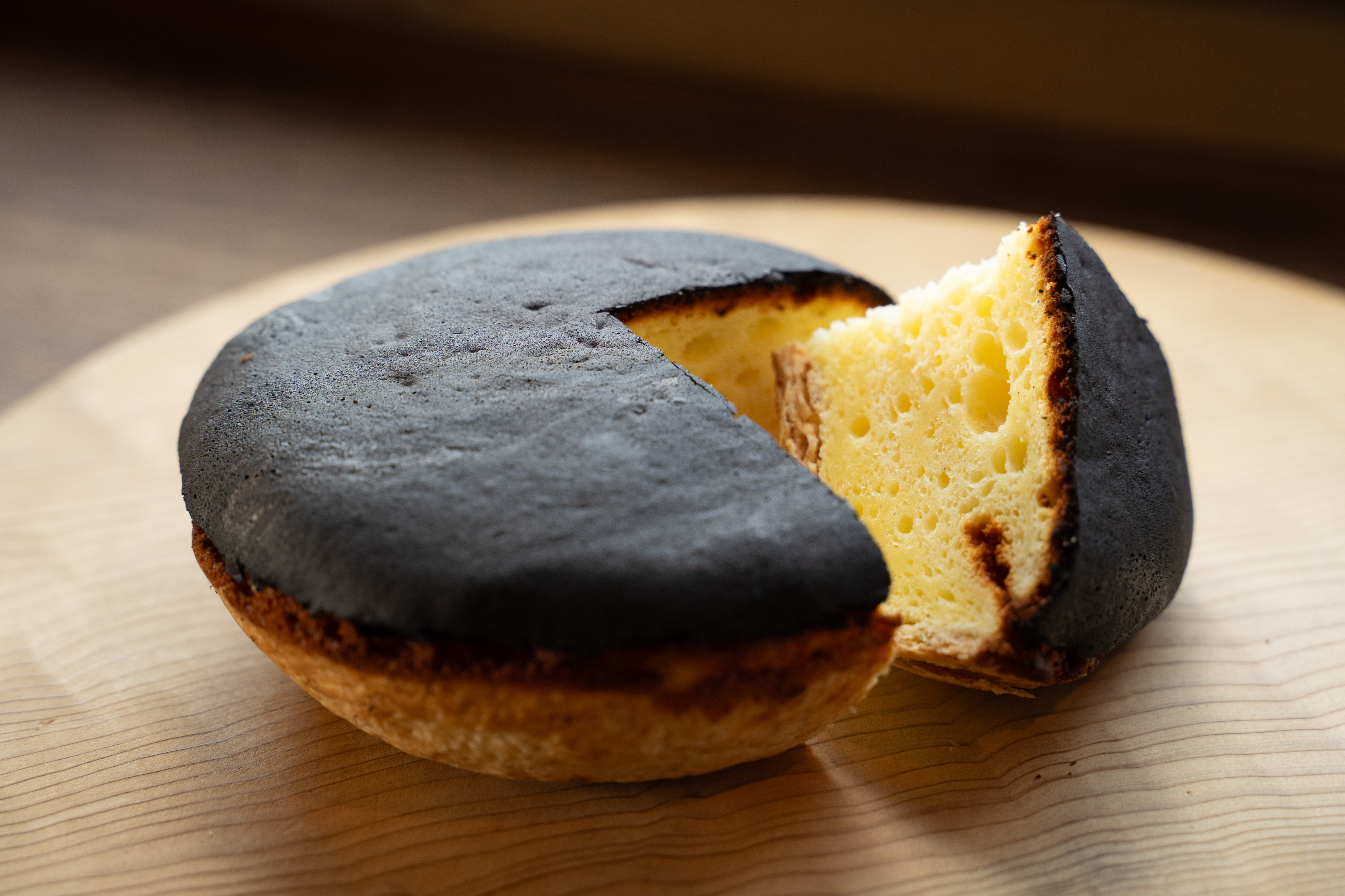 【優雅な朝食セット】真っ黒なチーズケーキパンとベーコンスライスセット チーズケーキ パン デザート スイーツ クリームチーズ おつまみ お取り寄せ ギフト 豚肉 北海道 せたな町 ふるさと納税_イメー