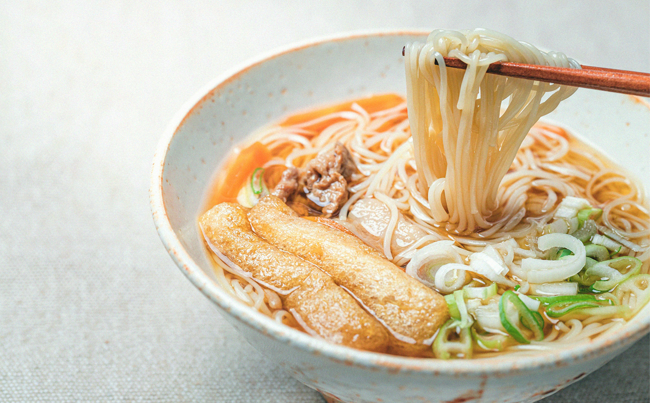 四日市認定地場特産品【泗水十貨店（しすいじっかてん）】九鬼太白純正胡麻油使用　手延べそうめん（５束）手提げ袋付き