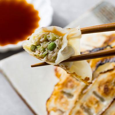 ふるさと納税 養父市 【特産品・八鹿豚×朝倉山椒がコラボ】養父餃子食べ比べセット(冷凍24個)/12個入り1パック×2 |  | 02