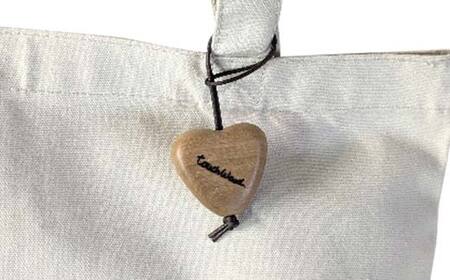 【ＫＥＭ】touchWood 「マスコットファスナー」（ホウ（紐色・焦茶）） HOKKAIDO WOOD 木製 マスコツトファスナー 自然 目印 プレゼント F6S-450