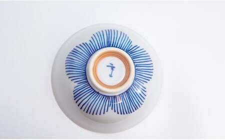 有田焼 シンプルな花柄のお茶碗 ペアセット【まるぶん】食器 器 うつわ 磁器 陶磁器 和食器 茶碗 茶わん ごはん茶碗 夫婦茶碗 2個 セット ペア 花木賊 青 赤 シンプル かわいい ギフト 手描き