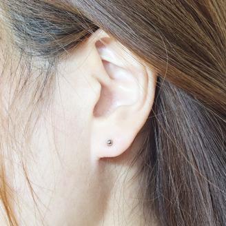 プラチナ　３ｍｍ　丸玉ピアス