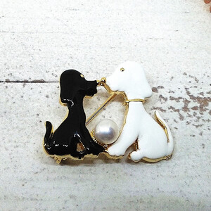 1968 ブローチ・イヌ2匹白黒（淡水本真珠・ボタン） ブローチ 真珠のブローチ 犬 イヌのブローチ 淡水真珠 白黒イヌ 贈り物 かわいいアクセサリー イヌのアクセサリー カジュアルアクセサリー 2匹のイヌ 向き合うイヌ