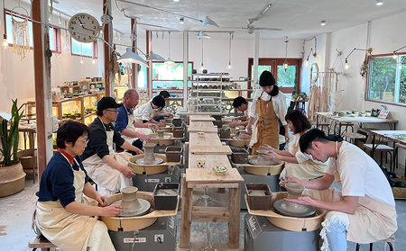 やちむん植木鉢作り体験　ガジュマル付き【SDGｓ】 やちむん 焼き物 陶芸 ガジュマル 植木鉢 体験 伝統 工芸 植物 鑑賞用 観葉植物 インテリア 初心者 ふるさと納税 おきなわ 沖縄 オキナワ 名