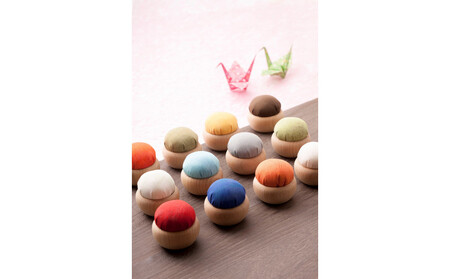 なめらかに通る、まっすぐ伝わる想い「針ものがたり 5種」、季節の色をイメージした「針やま　栗色(神無月)」のセット