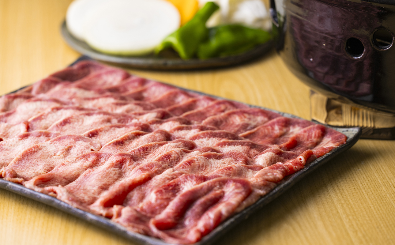 薄切りならではの柔らかくジューシーな食感。試行錯誤でたどりついた、この味付け！牛タンの美味しさの新境地。ごまの風味と香りの薄切り牛タン800g 【牛タン 牛たん タン肉 薄切り 胡麻油 ごま油 ゴマ油