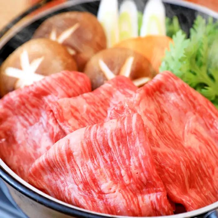 【冷蔵配送】全国大会W受賞！奥出雲和牛肩ロースすき焼き肉の定期便800g×7回 （毎月17日お届け）【牛肉 定期便 肩ロースすき焼き肉 800g 7回 すき焼き 人気 冷蔵 国産 奥出雲和牛 黒毛和牛 ブランド牛 贅沢 お祝い 贈り物 プレゼント ギフト】