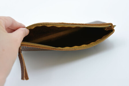 益子の革工房maharoのファスナー 通帳ケース　キャメルブラウン｜栃木県 益子町 ふるさと納税 ファスナー通帳ケース 牛革 手作り（AX139-1）