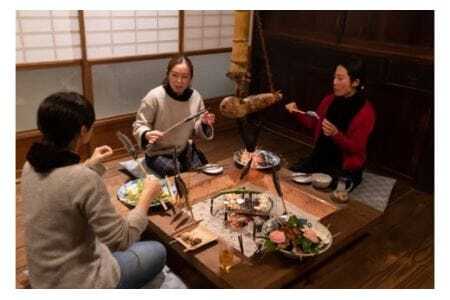 囲炉裏付き古民家に泊まり、ベテラン釣り師と渓流釣りに挑戦！