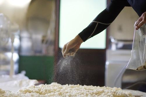 月岡糀屋 完全自家製味噌 2種食べ比べセット 700g×2個入り 十割糀味噌 十二割糀味噌 国産大豆 国産塩 自家製米糀 こうじ 味噌 みそ 味噌汁 非加熱熟成 辛口味噌 田舎味噌 3B03007