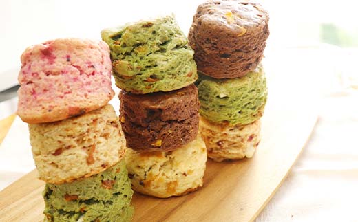 国産ドライフルーツが入ったカラフルスコーンの詰め合わせ 12個入り（6種2個ずつ） ココア 抹茶 いちご フルーツ 紅茶 胡麻 塩キャラメル ピーチ 焼き菓子 F7X-0512