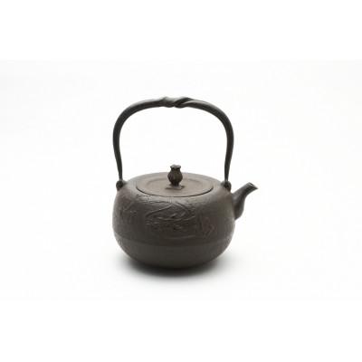 ふるさと納税 奥州市 南部鉄器 鉄瓶 丸竜1.4L【岩戸賢一郎 作】[Y0111] |  | 02