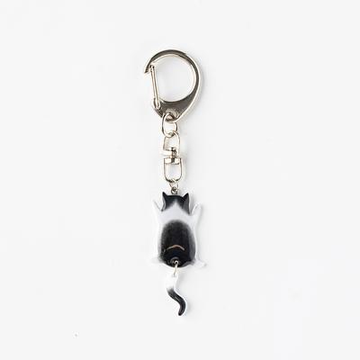 ふるさと納税 大館市 しっぽユラユラしがみつき猫　ハチワレ猫キーホルダー |  | 01