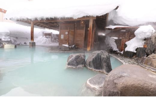屋根付女性露天風呂、女性露天風呂、混浴露天風呂、（一部屋根付き）があり、雪の日や、雨の日でもゆっくり過ごせます。