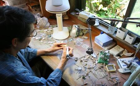 白蝶貝とオニキスを素材にしたコードペンダント「貝工房かざはな」【NC-９】