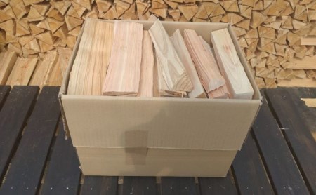 【アウトドア～キャンプ・BBQに！～】薪（針葉樹）約9kg・30cm アウトドア用品 キャンプ用品 南山城村産 針葉樹の薪 コンパクト 本格的 焚火 焚き火用 ソロキャン デイキャンプ 