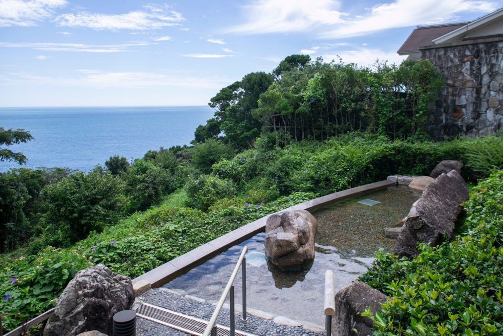 南紀勝浦温泉 宿泊割引券 300,000円相当 （3000円割引券×100枚）