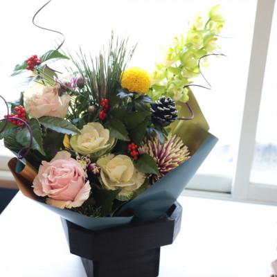 ふるさと納税 筑西市 お正月のお花のアレンジメントSサイズ/花瓶不要!届いてそのまま飾れるフラワーアレンジ |  | 01