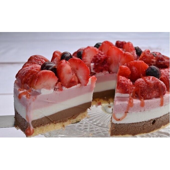 アイス ケーキ Strawberry Fields 福岡産 あまおう 苺 ゴロゴロジェラート 5号 配送不可 離島 スイーツ ひんやり 誕生日 お祝い 記念日 イベント 苺のアイスケーキ _イメージ2