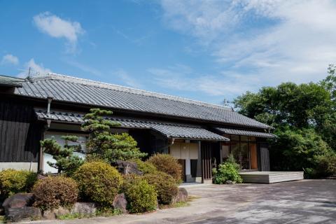一棟貸切宿「茶心」1泊2日ペア宿泊券+潮風感じる乗馬体験