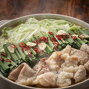 【国産牛欲張りもつ鍋セット】醤油味&みそ味各2人前(計4人前)〆はマルゴめん 吉富町/株式会社マル五[BGAC021]
