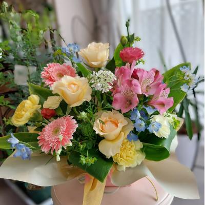 ふるさと納税 小田原市 神奈川県小田原市　季節のお花で幸せを届けます「季節の生花アレンジ」Mサイズ |  | 01