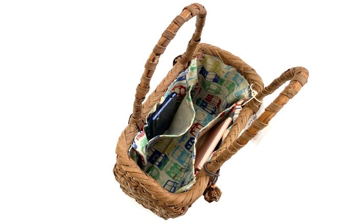 中の布の柄はカラフルな電車柄で、ポケットが2つついています。※布地の色や柄は選べません。