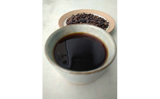 焙煎したてのコーヒー豆（深煎りブレンド［夜のしずく］と水出しアイスコーヒー） 粉